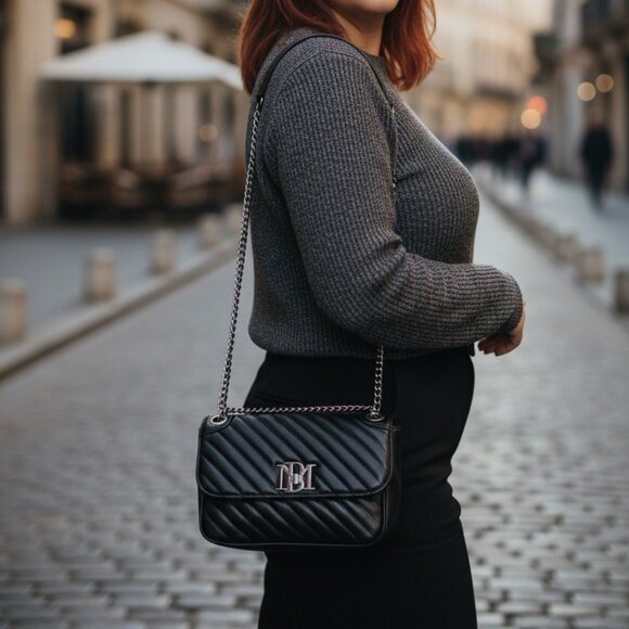 Chic Black Quilted Shoulder Bag - Picture 2 of 3